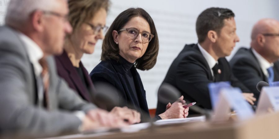 Bürgerliche Parteien und die Wirtschaft treten gegen die Klimafonds-Initiative an. FDP-Co-Präsidentin Susanne Vincenz-Stauffacher (Bildmitte) spricht vor den Medien von einem «Klima-S...