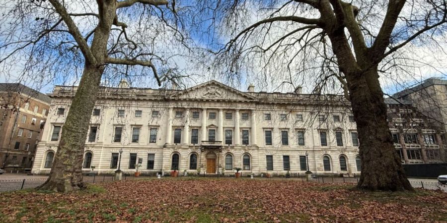 Die Frontfassade des Royal-Mint-Gebäudes, das zukünftig die chinesische Botschaft beherbergen soll. Foto: Maximilian v. Klenze/-/dpa