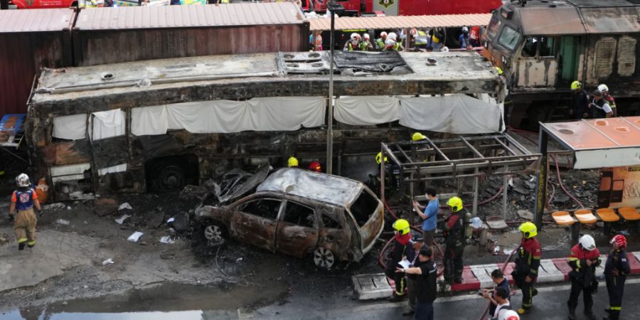 dpatopbilder - Rettungskräfte an der Unglücksstelle in Bangkok. Foto: Sakchai Lalit/AP/dpa