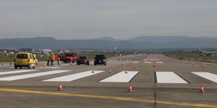 Blick vom nördlichen Ende in Richtung Süden auf die für Sanierungsarbeiten gesperrte Hauptpiste des Euroairport Basel-Mulhouse-Freiburg am 29. April 2026.