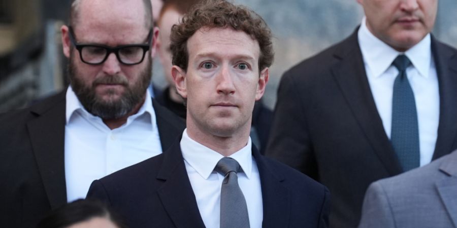 Das Geld für den KI-Ausbau von Mark Zuckerbergs (Mitte) Meta-Konzern liefert nach wie vor das boomende Werbegeschäft der Facebook-Mutter. (Archivbild)