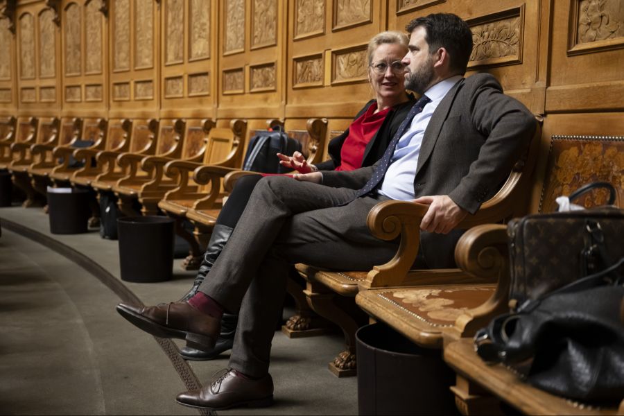 Grünen-Fraktionspräsidentin Aline Trede und FDP-Fraktionspräsident Damien Cottier besprechen sich während der Wintersession 2025.
