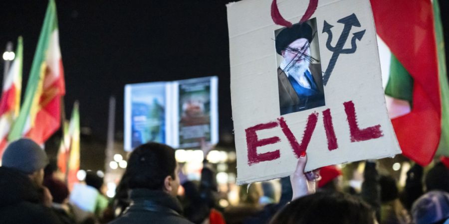 Hunderte Menschen gingen am Dienstag in Zürich gegen das iranische Regime auf die Strasse. Sie blieben friedlich, zeigten aber klar, was sie vom Regime halten.