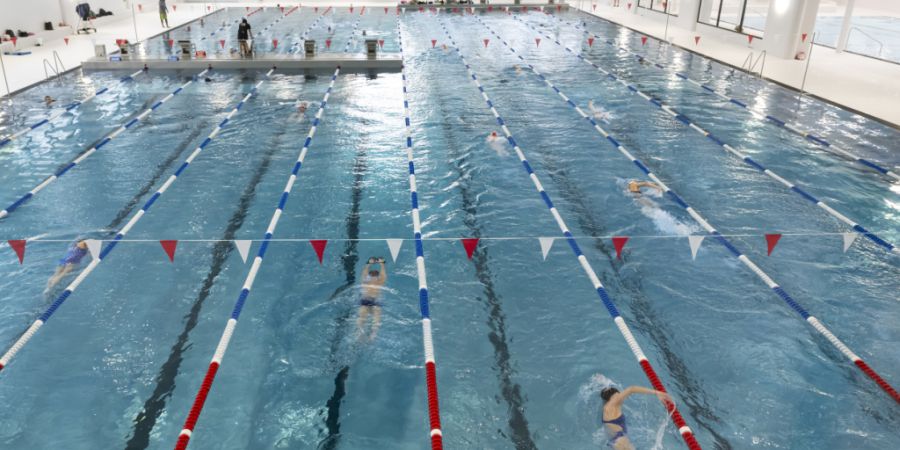 Mit der neuen Schwimmhalle kann die Stadt Bern den Bedarf an Wasserfläche besser abdecken. (Archivbild)