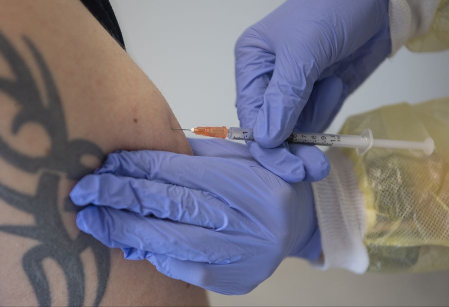 Bei einem vorsätzlichen oder fahrlässigen Verstoss gegen die Impf-Pflicht wären demnach Bussen von bis zu 20'000 Franken vorgesehen.