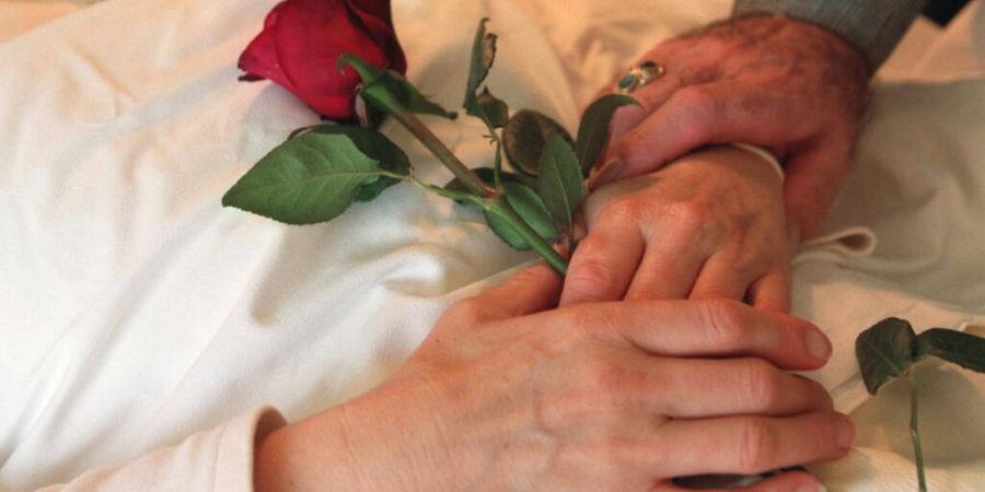 In der Frage der Sterbehilfe in Spitälern waren die bürgerlichen Fraktionen gespalten. (gestellte Szene)