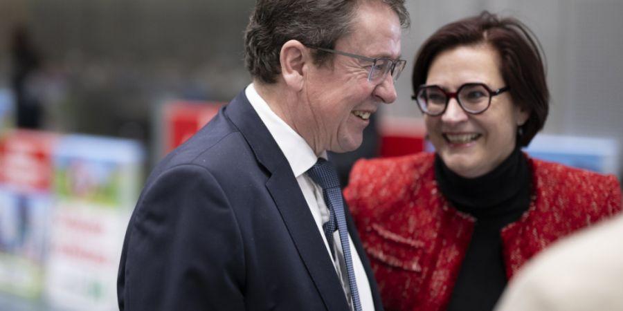 Standespräsidentin Valérie Favre Accola hier mir Bundesrat Albert Rösti an der Delegiertenversammlung der SVP Schweiz, am Samstag, 28. März 2026, in Maienfeld.