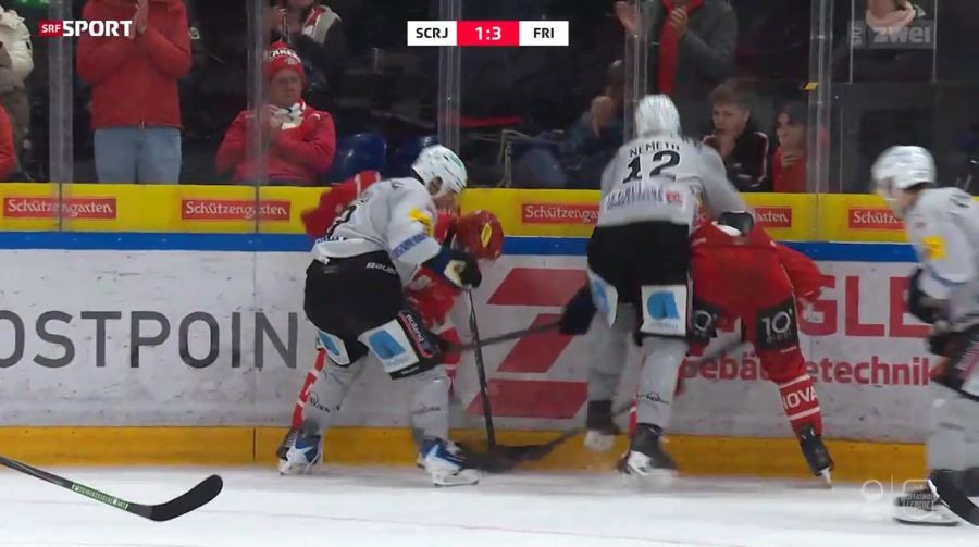 Patrik Nemeth verteilt kurz vor Schluss einen ersten Crosscheck und bringt sein Team unnötig unter Druck.