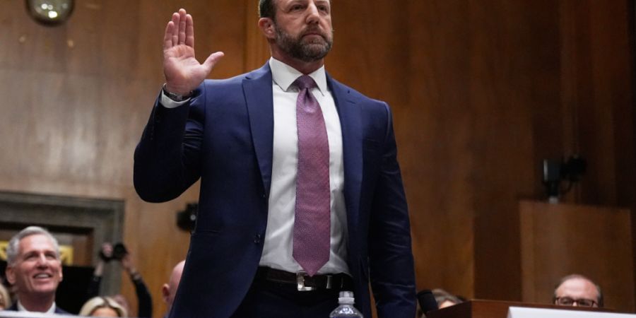 ARCHIV - Senator Markwayne Mullin, US-Präsident Trumps Kandidat für das Amt des Heimatschutzministers, wird vereidigt, bevor er während einer Anhörung des Senatsausschusses für Hei...