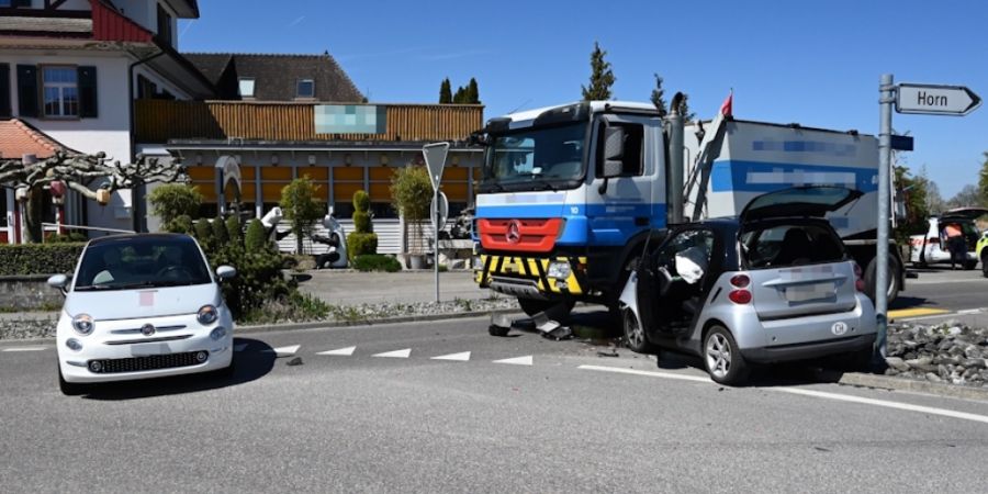 Eine Frau prallte in einem Kreisel in Tübach mit ihrem Auto in ein anderes Fahrzeug und einen Lastwagen.