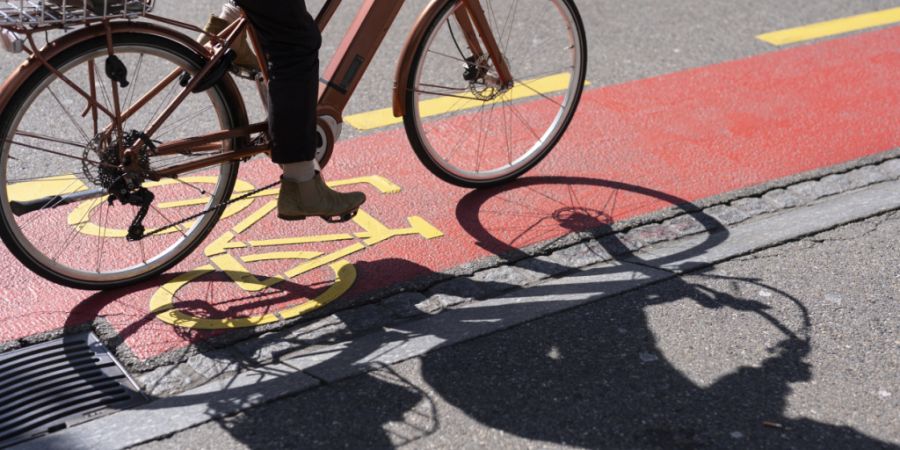 Eine E-Bike-Fahrerin ist in Bern gestürzt und hat sich dabei schwer verletzt. (Symbolbild)