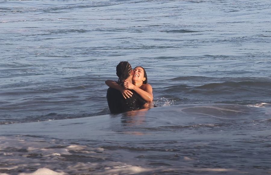 Richtig gesehen, Kim Kardashian und Lewis Hamilton. Auf Umarmungen folgte eine heisse Knutsch-Show, trotz des kühlen Wassers.