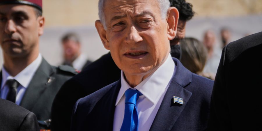 Der israelische Ministerpräsident Benjamin Netanjahu nimmt an einer Zeremonie anlässlich des jährlichen Holocaust-Gedenktags teil. Foto: Ohad Zwigenberg/AP/dpa