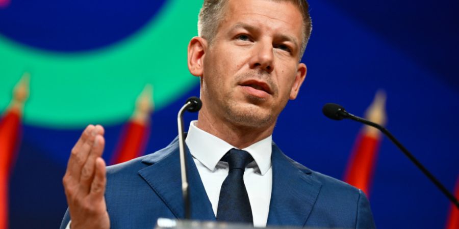 Peter Magyar spricht zu den Medien in Budapest, nachdem er und seine Tisza-Partei bei der Parlamentswahl die Partei von Ministerpräsident Orban besiegt hatte. Foto: Denes Erdos/AP/dpa