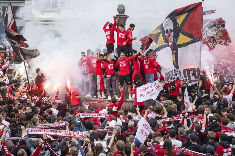 Die Helden des FC Thun lassen sich am Rathausplatz von tausenden Fans feiern.