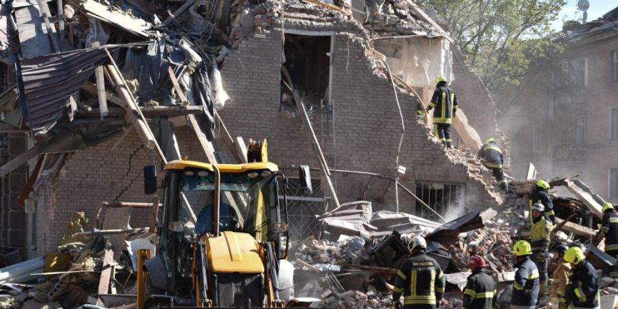 ARCHIV - Rettungskräfte räumen in Dnipro die Trümmer eines durch einen russischen Angriff zerstörten Wohnhauses weg. Foto: Mykola Synelnykov/AP/dpa/Archivbild