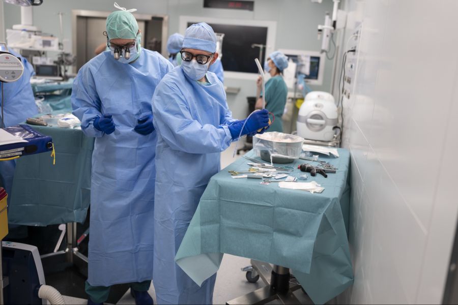 Auch chronische Erkrankungen, ein geschwächtes Immunsystem, eine Operation oder Zugänge können das Risiko für eine Spitalinfektion erhöhen.