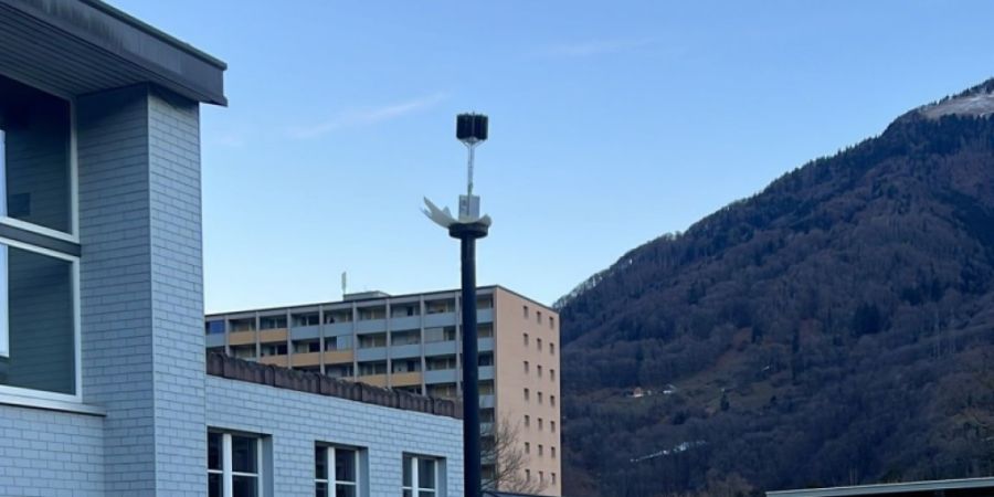 An Glarner Schulen kam es in den vergangenen Wochen zu mehreren Sachbeschädigungen. In Mitleidenschaft gezogen wurde unter anderem eine Laterne.