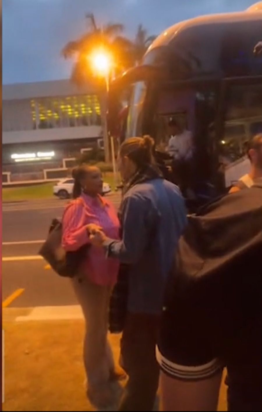 Bei der Abreise wurde eine intime Szene mit ihm und einer Begleiterin gefilmt.