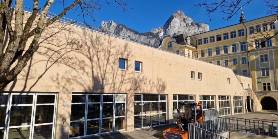 Die Turnhalle der Kantonsschule Kollegium Schwyz befindet sich am nordwestlichen Rand des Schulareals. Sie wurde 1986 erbaut und weist altersbedingte Mängel auf.