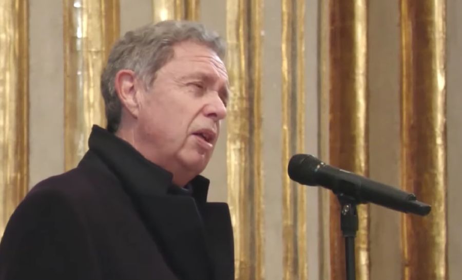 Mit der Stadt Bologna zusammen plant nun sein Vater Giuseppe Tamburi, ein Obdachlosenheim zu errichten. Hier spricht er bei der Beerdigung seines Sohnes.