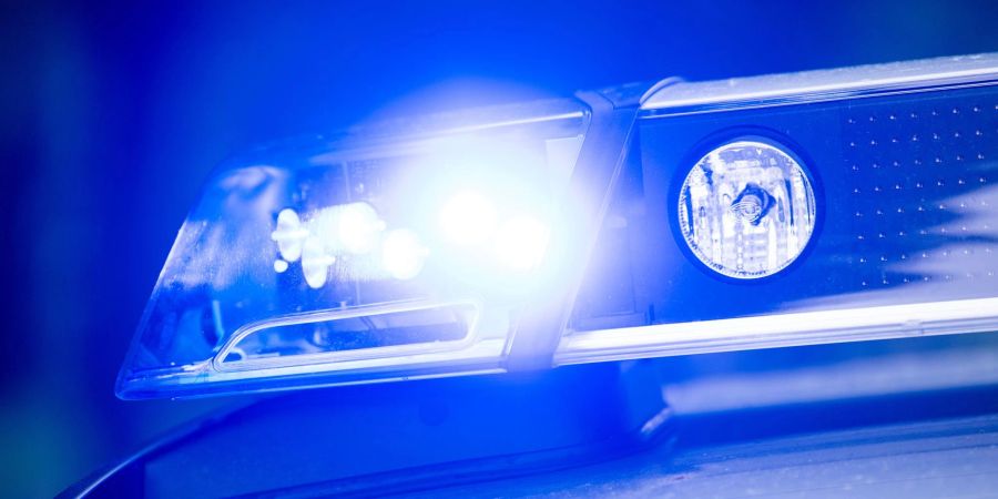 Ein Blaulicht leuchtet an einer Polizeistreife. In der Slowakei ist es zu einem Unglück mit zwei Toten gekommen.