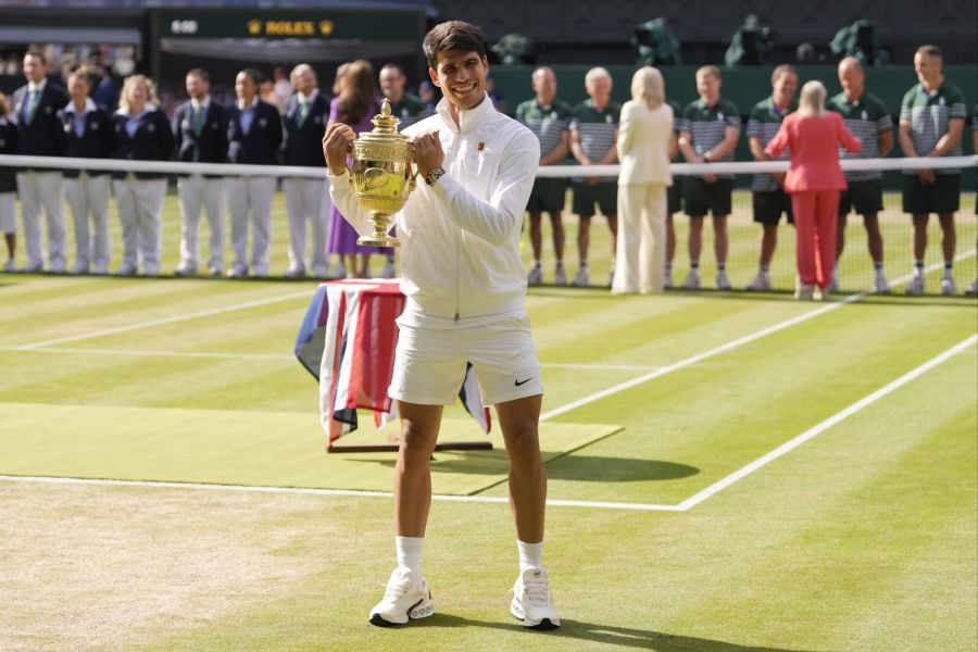 Carlos Alcaraz steht wenige Monate nach seinem 21. Geburtstag bereits bei 4 Titeln an Grand-Slam-Turnieren.