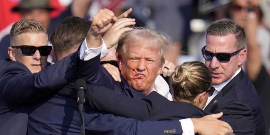 Der ehemalige US-Präsident Donald Trump wurde bei einem versuchten Attentat von einer Kugel am Ohr getroffen.