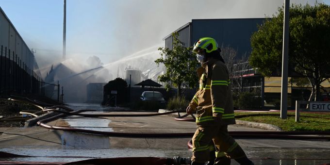 In Chemiefabrik - Explosion: Giftige Rauchwolke über Melbourne