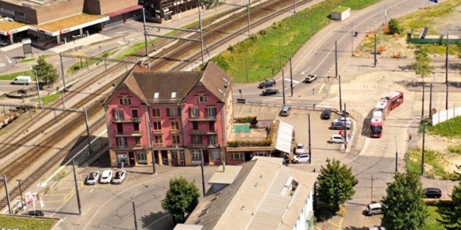 Die Strasse führt heute in einem S vom Bahnhof Emmenbrücke zum Seetalplatz.