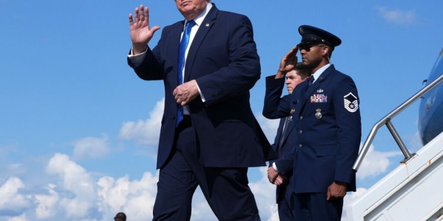 dpatopbilder - US-Präsident Donald Trump winkt, als er vom Präsidentenrefugium Camp David kommend am Morristown Municipal Airport aus der Air Force One steigt. Foto: Jacquelyn Martin/...