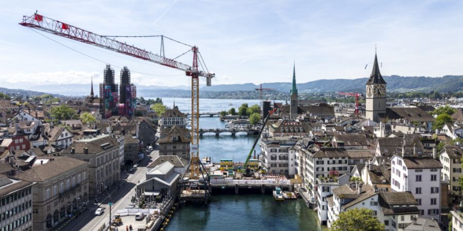 Baustellenbetrieb herrscht derzeit auf der «Gmüesbrugg», wie die Zürcher Rathausbrücke im Volksmund heisst.