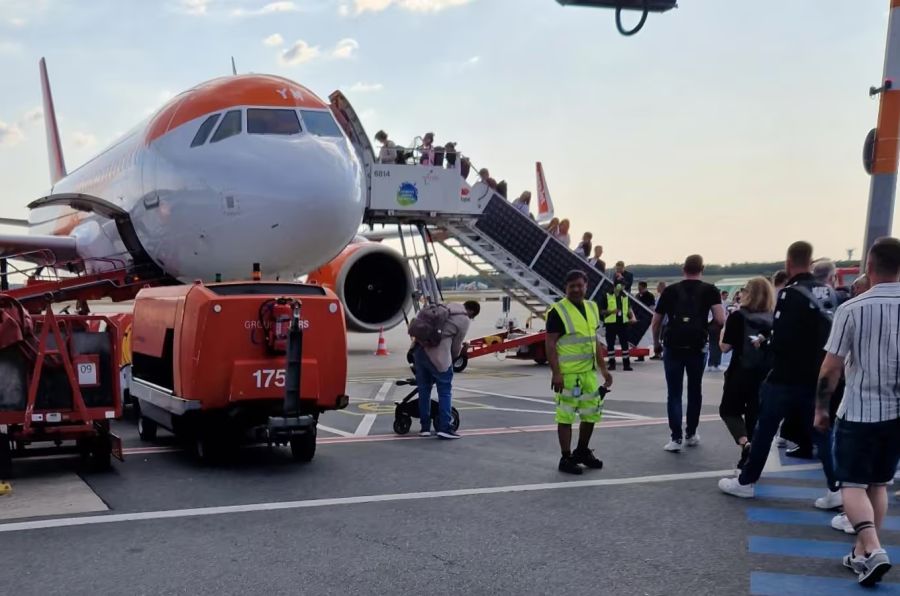 Billigflüge, oft im Rahmen von schlappen 20 Franken, und viel Alkohol schon am Flughafen verschärfen das Problem enorm.
