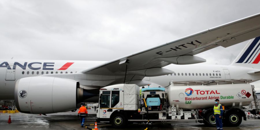 Die australische Fluggesellschaft Qantas wird nun die ersten Maschinen der bestellten 12 angepassten Langstreckenflieger vom Typ A350 erst ab April 2027 erhalten. (Symbolbild)