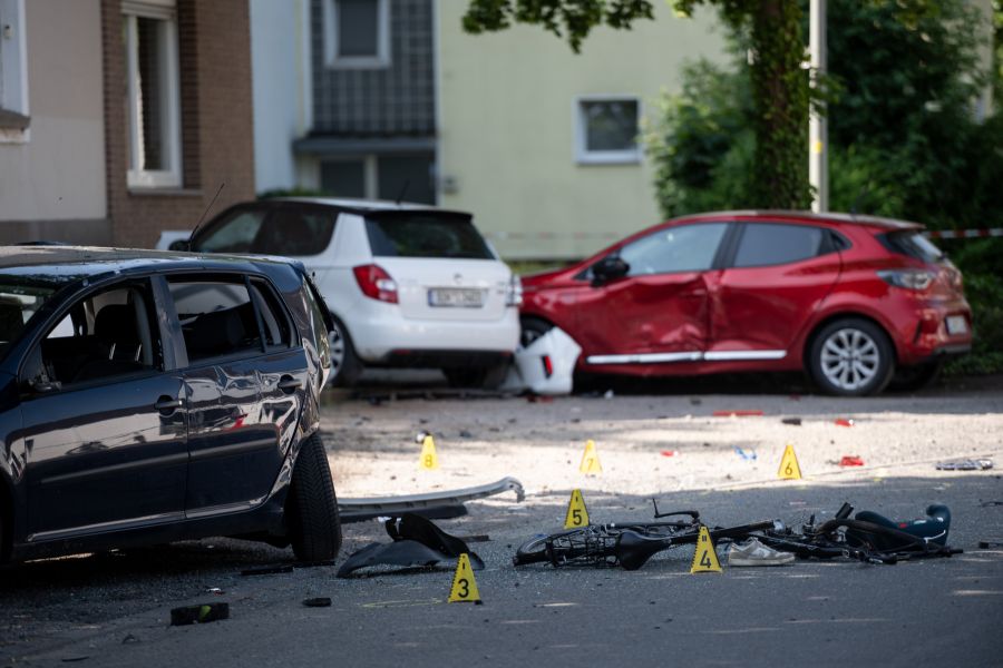 Zertrümmerte Fahrräder, Glassplitter, nummerierte Spurensicherungskegel: Das Ausmass der Kollision in Dinslaken war verheerend.