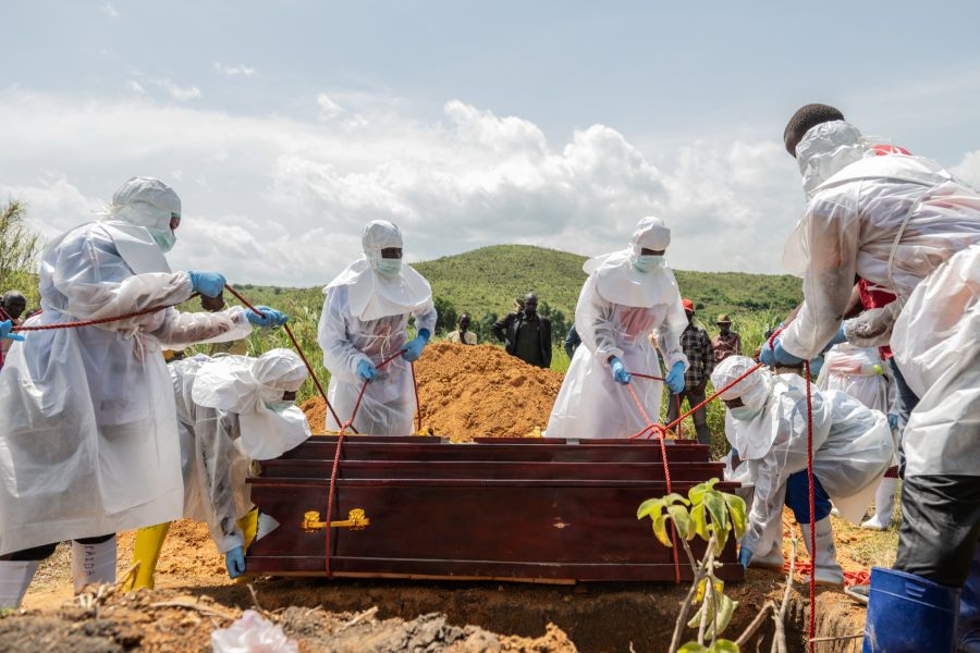 Mit Seilen und in Schutzanzügen: Helfer bestatten ein Ebola-Opfer. Mindestens 220 Menschen sind im Kongo bereits gestorben.