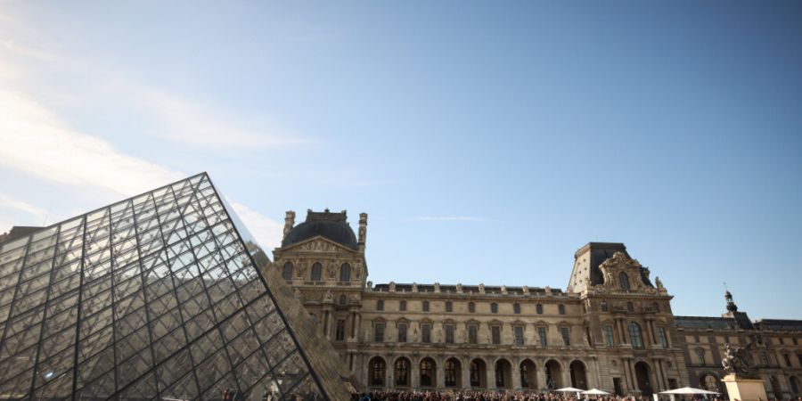 ARCHIV - Menschen stehen Schlange vor dem Louvre-Museum in Paris. Foto: Thomas Padilla/AP/dpa/Archivbild