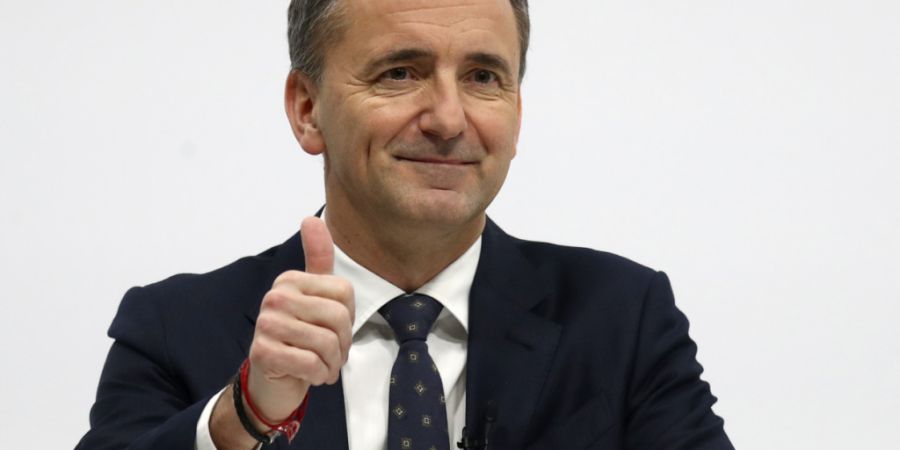 ARCHIV - Jim Hagemann Snabe, Vorsitzender des Aufsichtsrats des Industriekonzerns Siemens, zeigt während der virtuellen Hauptversammlung den Daumen nach oben. Foto: Matthias Schrader/A...
