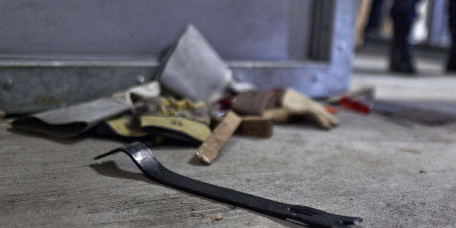 Ein 14-Jähriger ist am Freitagabend in Urdorf nach einem Einbruch in einen Garagenbetrieb verhaftet worden. (Symbolbild)