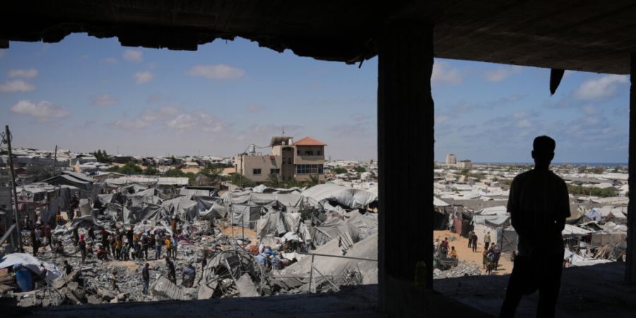 dpatopbilder - Palästinenser inspizieren die Trümmer eines Gebäudes, das bei einem israelischen Luftangriff im südlichen Gazastreifen zerstört wurde. Foto: Abdel Kareem Hana/AP/dpa