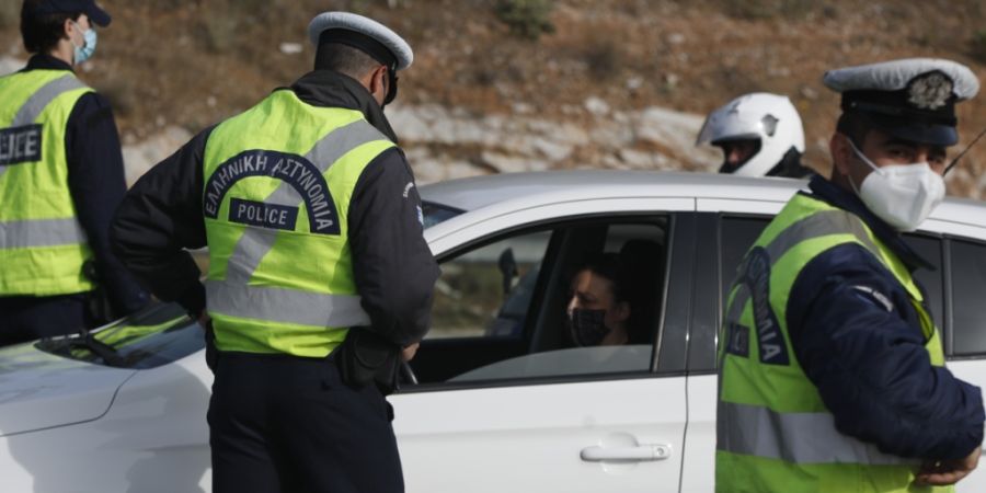 ARCHIV - Polizisten auf Kreta. Foto: Thanassis Stavrakis/AP/dpa