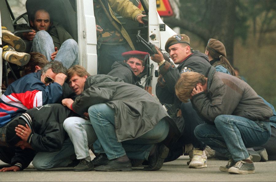 Im Zentrum von Sarajevo gerieten Zivilisten und bosnische Soldaten unter Beschuss von serbischen Scharfschützen.