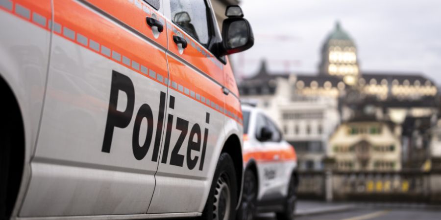 In Zürich ist ein 25-jähriger Mann von einer Gruppe angegriffen und verletzt worden. Er wurde ins Spital gebracht, wie die Stadtpolizei mitteilte. (Archiv)
