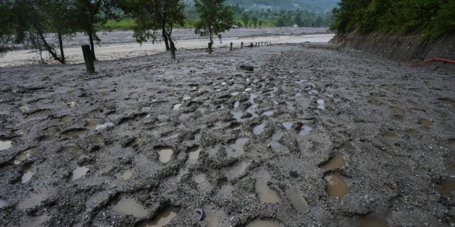 Am Ufer des angeschwollenen Flusses Trishuli sind nach Sturzfluten in Bidur im Distrikt Nuwakot Fußspuren von Rettungskräften zu sehen. Foto: Rajesh Kumar Singh/AP/dpa