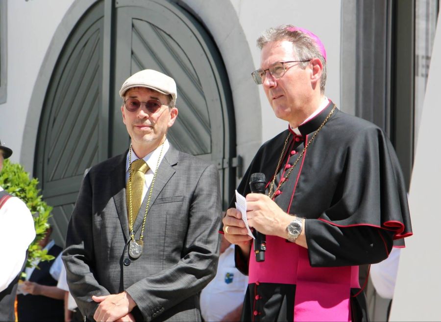 Zum Festakt gehörte auch die Segnung des Hofs durch Bischof Beat Grögli (r.) und den evangelischen Pfarrer Christoph Casty.