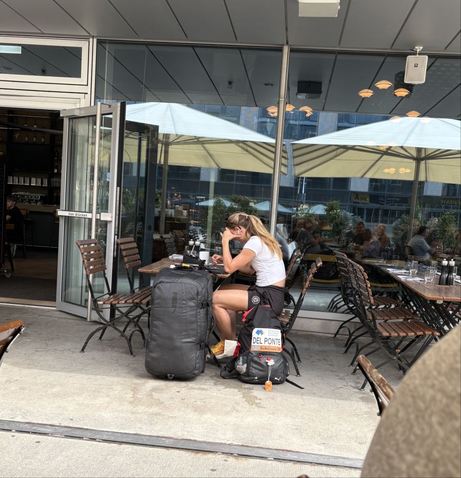 Ajla Del Ponte im «Eleven»: Ihr Rucksack verrät ihre Identität.