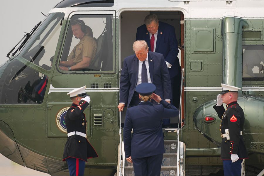 Donald Trump steigt aus dem Präsidentenhelikopter Marine One. Direkt hinter ihm folgt sein Schwiegervater Viktor Knavs.