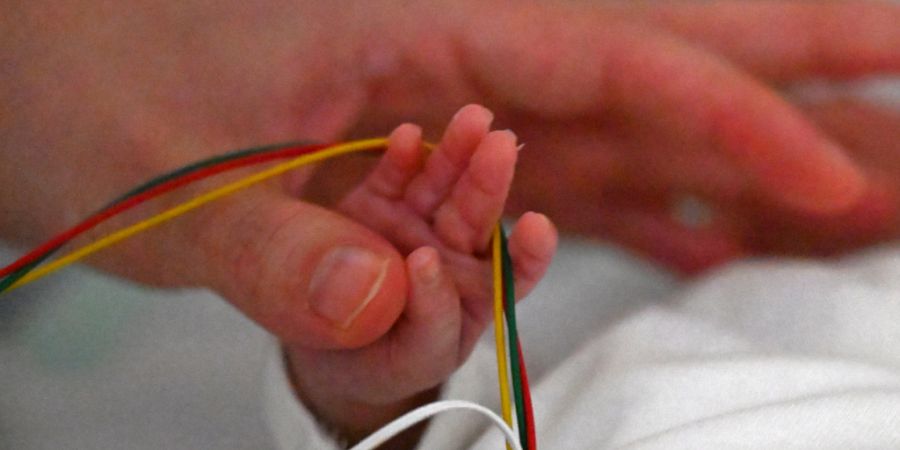Früher hätten Frühchen keine grosse Chance gehabt. Dank moderner Medizin überlebten sie, und die meisten können nun ein gutes Leben führen. Doch einige haben Probleme. (Archivbild)