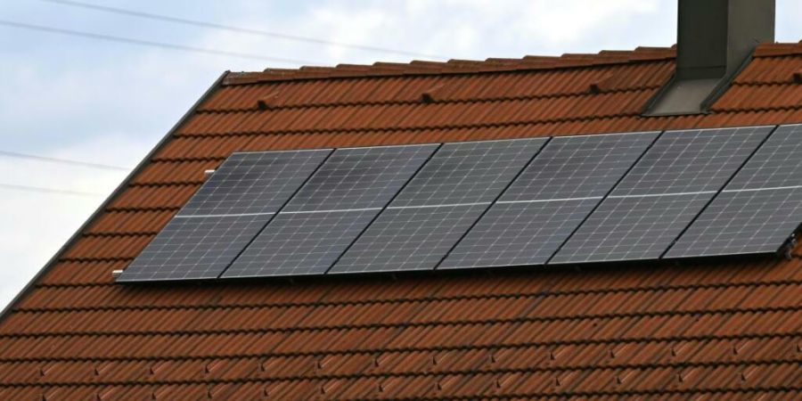 Wenn mit der Wintersonne Strom produziert werden soll, braucht es Photovoltaikanlagen mit einem steilen Neigungswinkel. (Archivbild)