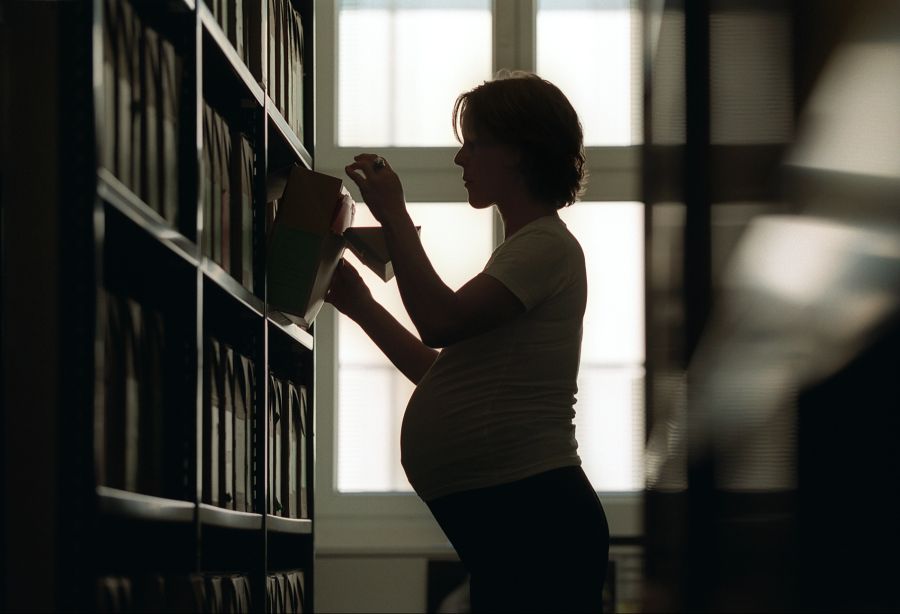 Mitarbeiterinnen, die das dritte Dienstjahr absolviert haben, bekommen künftig 18 Wochen Mutterschaftsurlaub.